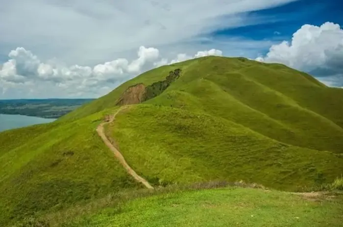 Bukit Holbung, Bukit Indah dengan Panorama Danau Toba di Samosir